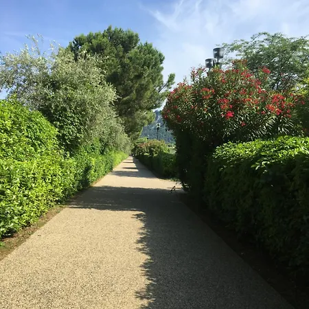 Stecla's House גארדה